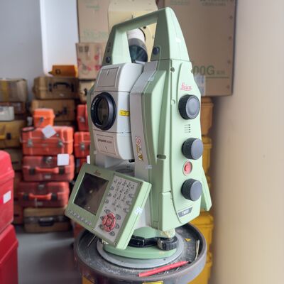 Gebrauchte Leica TM50 Totalstation mit 1000m Non-Prism-Distanz, automatischer Kompensator ±3 Bogenminuten und 5,0 Zoll kapazitivem Multi-Touch-Bildschirm