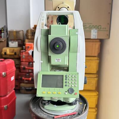 Gebrauchte Leica TS09 Totalstation mit 1000m Nicht-Prisma-Distanz IP66 Staub- und Wasserbeständigkeit und Echtzeitbetriebssystem